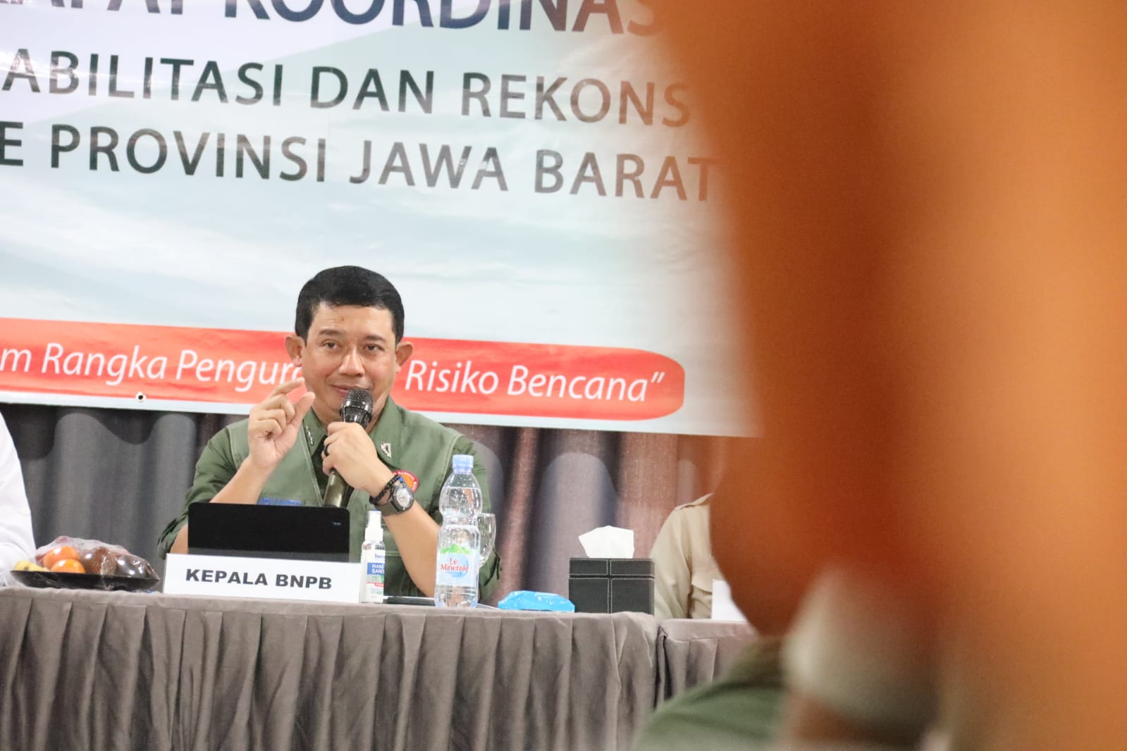 Kepala BNPB Letjen TNI Suharyanto (rompi hijau kemeja hijau) saat memimpin Rapat Koordinasi Penyelenggaraan Rehabilitasi dan Rekonstruksi wilayah Provinsi Jawa Barat di Kabupaten Subang, Jawa Barat, pada Kamis (24/8).